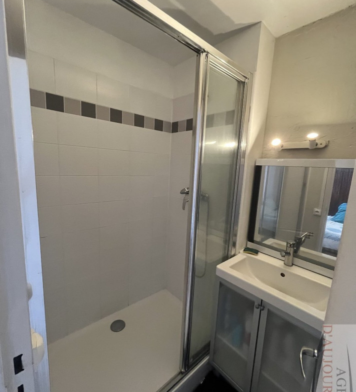 Appartement 2 pièces de 30 m² à Blonville-sur-Mer avec balcon ensoleillé, vue mer, cuisine équipée, salle de douche moderne et parking extérieur dans une petite copropriété calme.