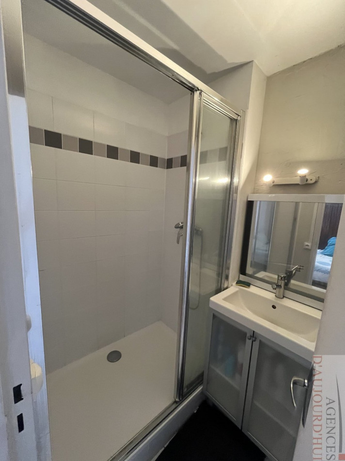 Appartement 2 pièces de 30 m² à Blonville-sur-Mer avec balcon ensoleillé, vue mer, cuisine équipée, salle de douche moderne et parking extérieur dans une petite copropriété calme.