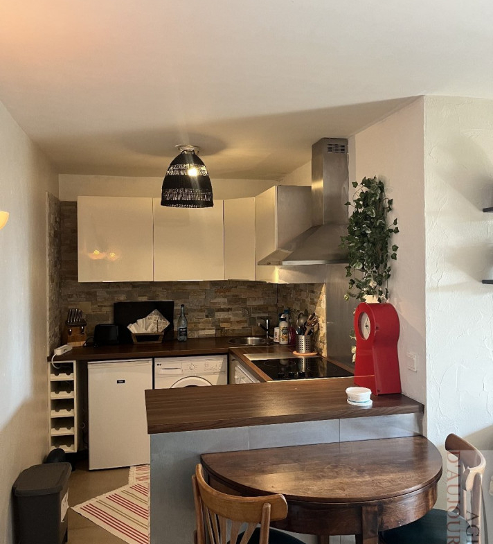 Appartement 2 pièces de 30 m² à Blonville-sur-Mer avec balcon ensoleillé, vue mer, cuisine équipée, salle de douche moderne et parking extérieur dans une petite copropriété calme.