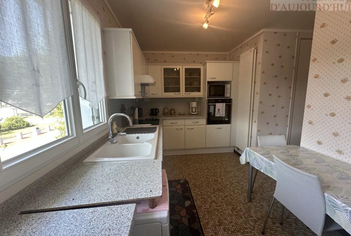 Appartement 2 pièces de 56 m² à Deauville avec balcon au calme, vue sur jardin, cuisine indépendante, salle d’eau moderne, cave et parking souterrain.