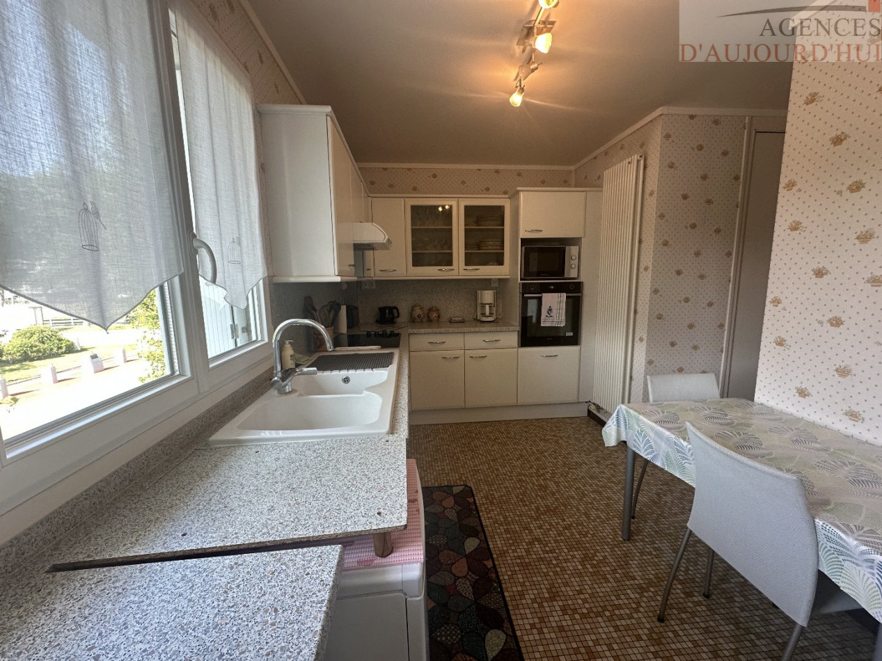 Appartement 2 pièces de 56 m² à Deauville avec balcon au calme, vue sur jardin, cuisine indépendante, salle d’eau moderne, cave et parking souterrain.