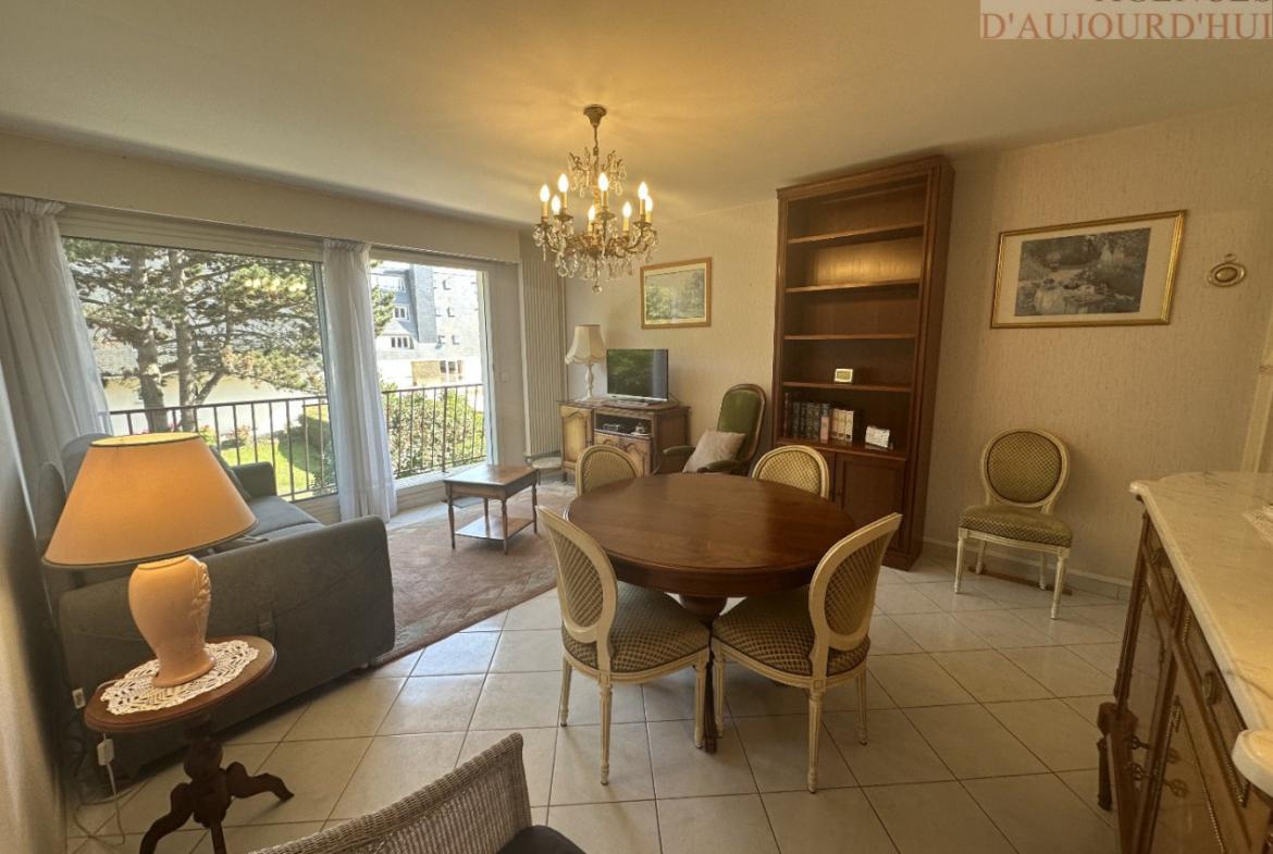 Appartement 2 pièces de 56 m² à Deauville avec balcon au calme, vue sur jardin, cuisine indépendante, salle d’eau moderne, cave et parking souterrain.