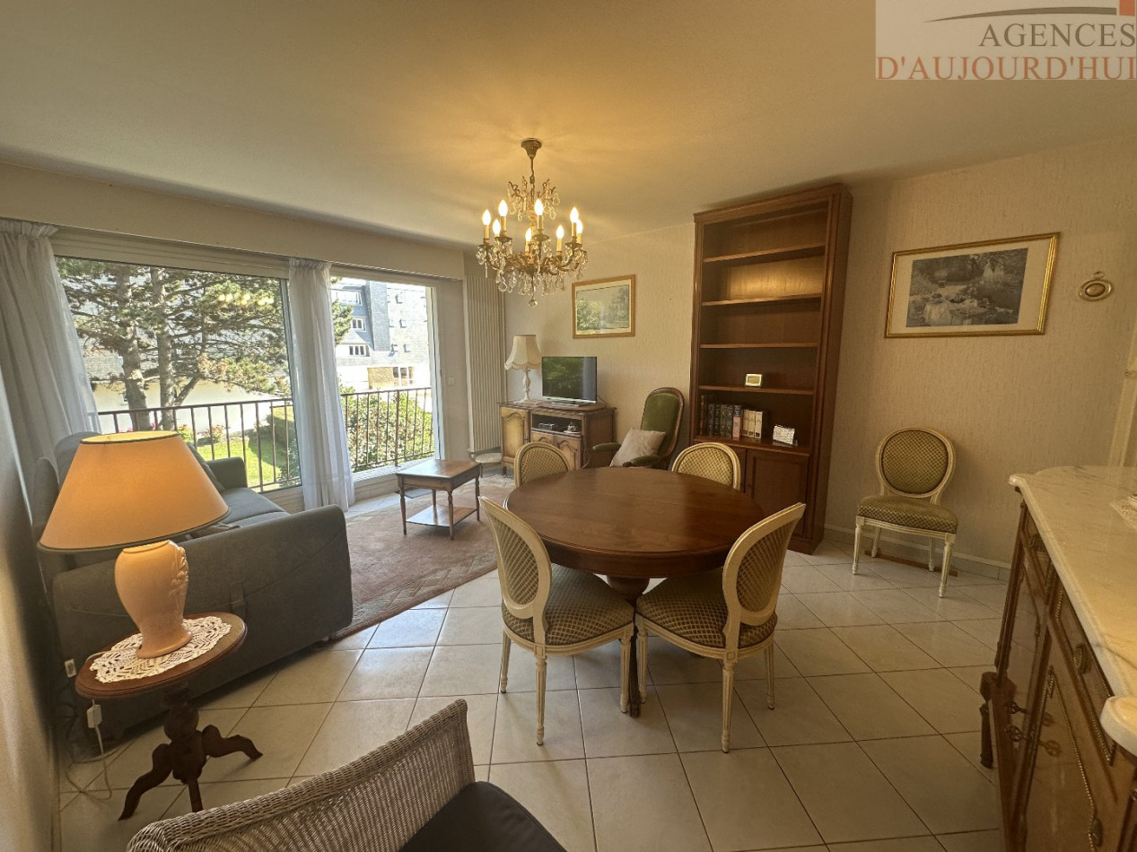 Appartement 2 pièces de 56 m² à Deauville avec balcon au calme, vue sur jardin, cuisine indépendante, salle d’eau moderne, cave et parking souterrain.