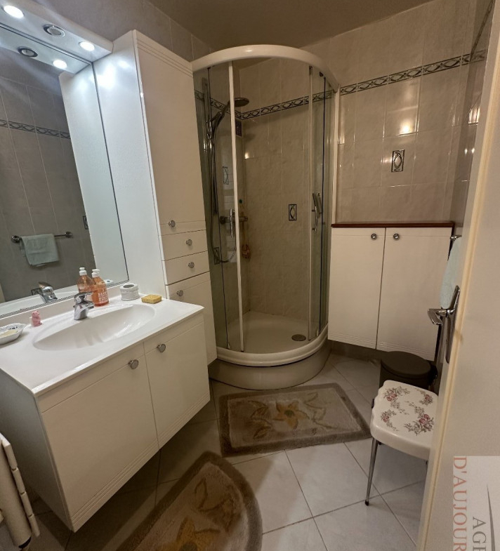 Appartement 2 pièces de 56 m² à Deauville avec balcon au calme, vue sur jardin, cuisine indépendante, salle d’eau moderne, cave et parking souterrain.