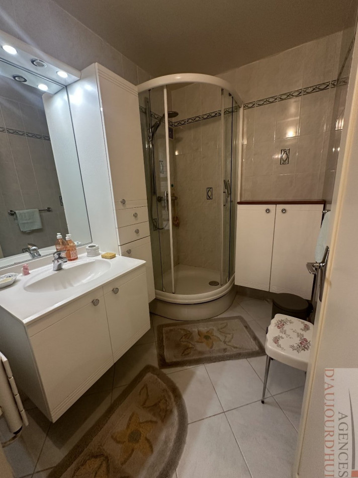 Appartement 2 pièces de 56 m² à Deauville avec balcon au calme, vue sur jardin, cuisine indépendante, salle d’eau moderne, cave et parking souterrain.
