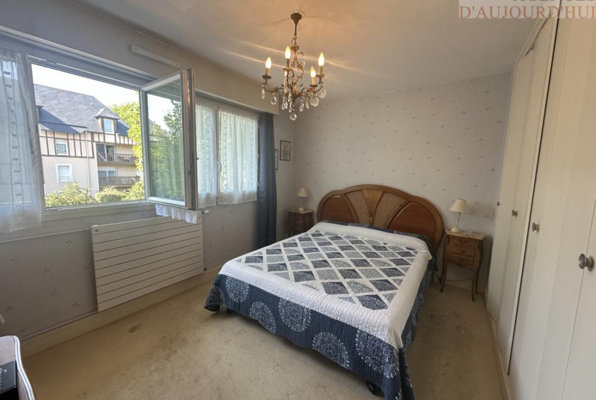 Appartement 2 pièces de 56 m² à Deauville avec balcon au calme, vue sur jardin, cuisine indépendante, salle d’eau moderne, cave et parking souterrain.