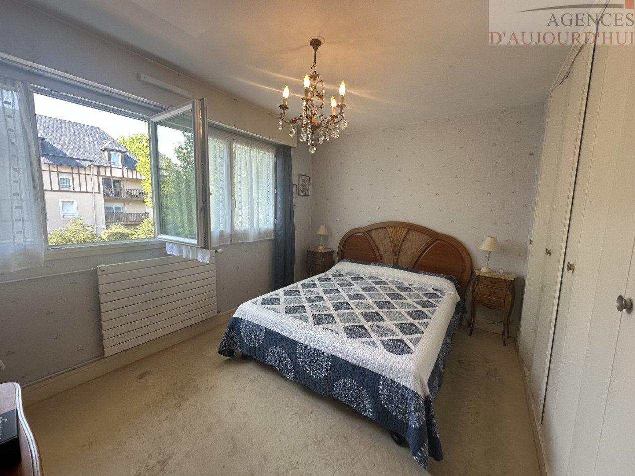 Appartement 2 pièces de 56 m² à Deauville avec balcon au calme, vue sur jardin, cuisine indépendante, salle d’eau moderne, cave et parking souterrain.