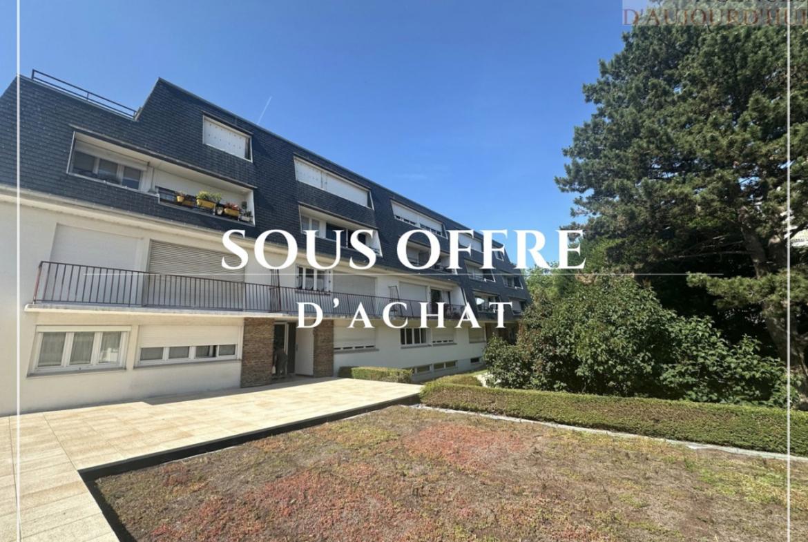 Appartement 2 pièces de 56 m² à Deauville avec balcon au calme, vue sur jardin, cuisine indépendante, salle d’eau moderne, cave et parking souterrain.