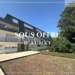Appartement 2 pièces de 56 m² à Deauville avec balcon au calme, vue sur jardin, cuisine indépendante, salle d’eau moderne, cave et parking souterrain.