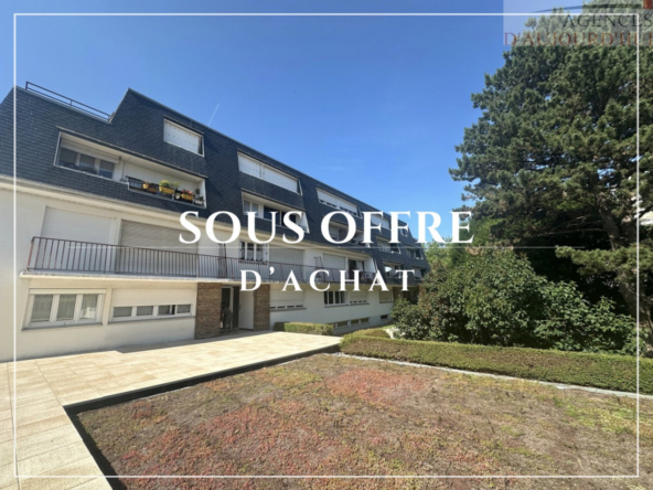 Appartement 2 pièces de 56 m² à Deauville avec balcon au calme, vue sur jardin, cuisine indépendante, salle d’eau moderne, cave et parking souterrain.