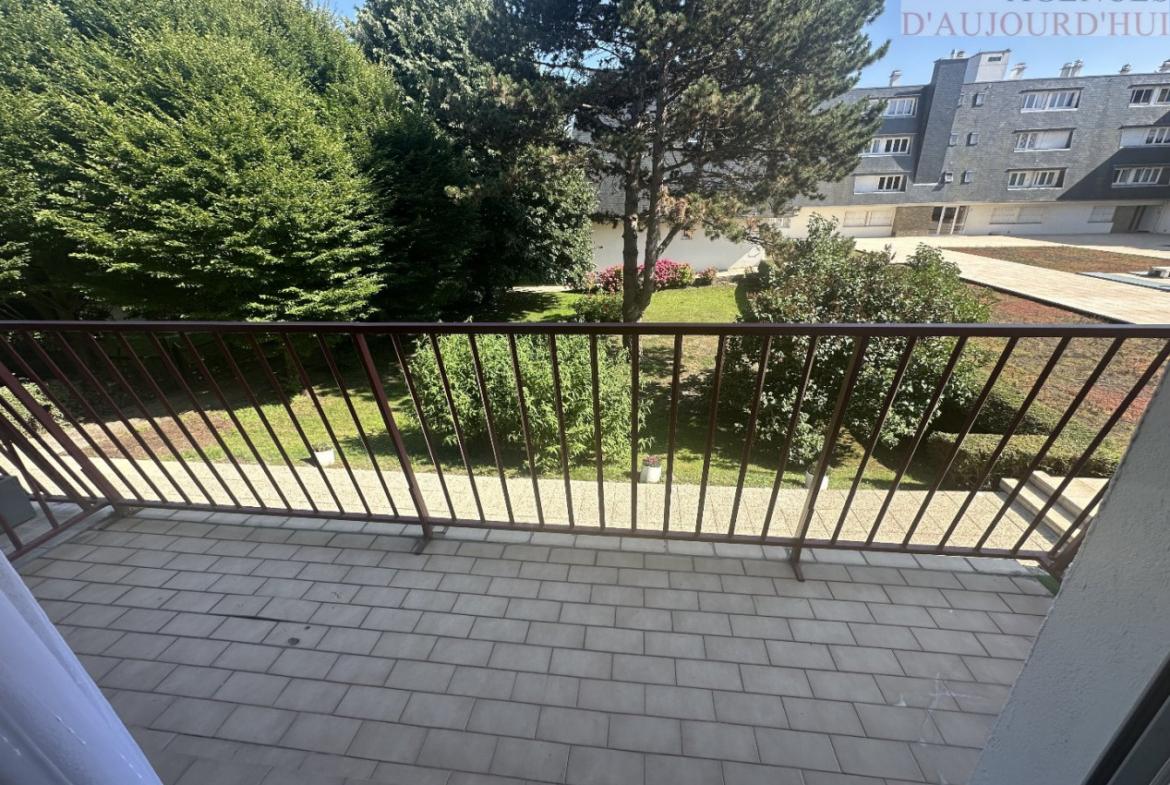 Appartement 2 pièces de 56 m² à Deauville avec balcon au calme, vue sur jardin, cuisine indépendante, salle d’eau moderne, cave et parking souterrain.