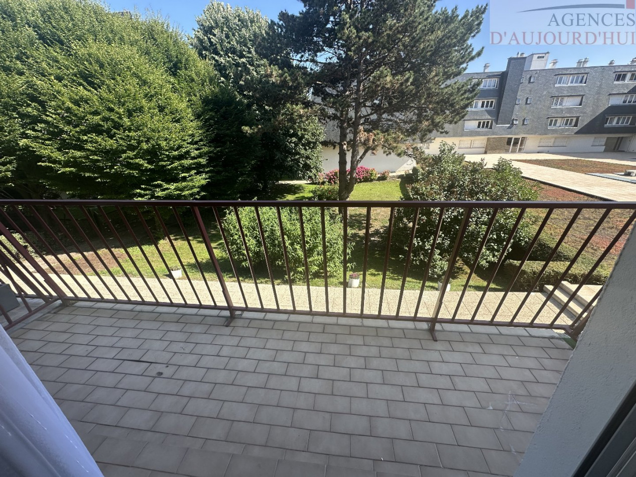 Appartement 2 pièces de 56 m² à Deauville avec balcon au calme, vue sur jardin, cuisine indépendante, salle d’eau moderne, cave et parking souterrain.