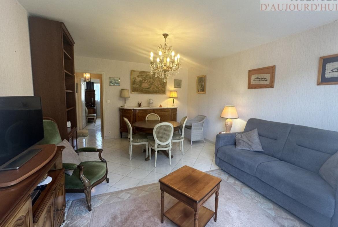 Appartement 2 pièces de 56 m² à Deauville avec balcon au calme, vue sur jardin, cuisine indépendante, salle d’eau moderne, cave et parking souterrain.