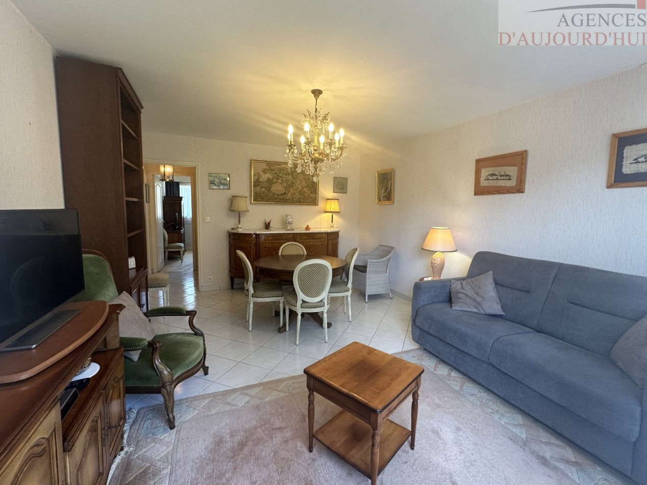 Appartement 2 pièces de 56 m² à Deauville avec balcon au calme, vue sur jardin, cuisine indépendante, salle d’eau moderne, cave et parking souterrain.