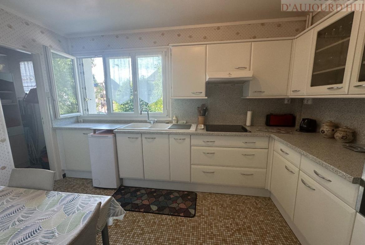 Appartement 2 pièces de 56 m² à Deauville avec balcon au calme, vue sur jardin, cuisine indépendante, salle d’eau moderne, cave et parking souterrain.