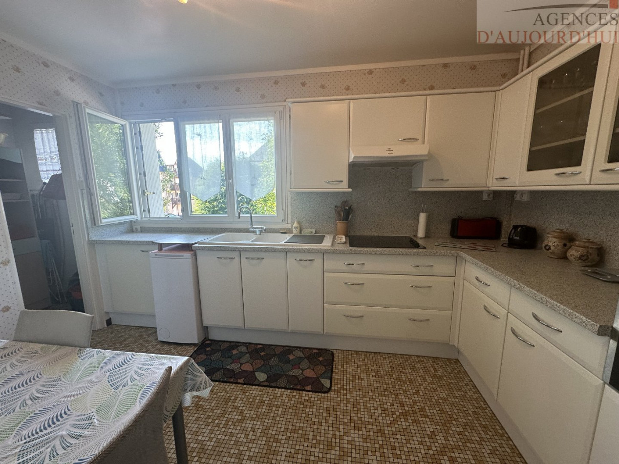 Appartement 2 pièces de 56 m² à Deauville avec balcon au calme, vue sur jardin, cuisine indépendante, salle d’eau moderne, cave et parking souterrain.