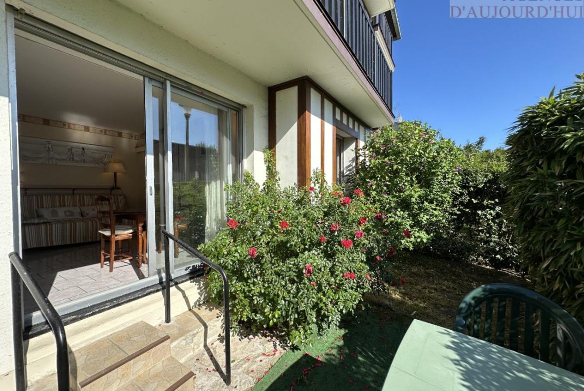 Appartement 2 pièces de 32 m² à Blonville-sur-Mer avec jardin privatif, cuisine équipée, orientation Est et parking sécurisé, proche plage.