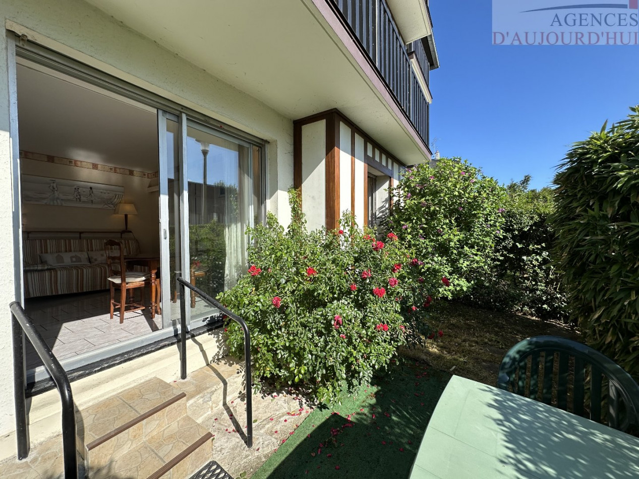 Appartement 2 pièces de 32 m² à Blonville-sur-Mer avec jardin privatif, cuisine équipée, orientation Est et parking sécurisé, proche plage.