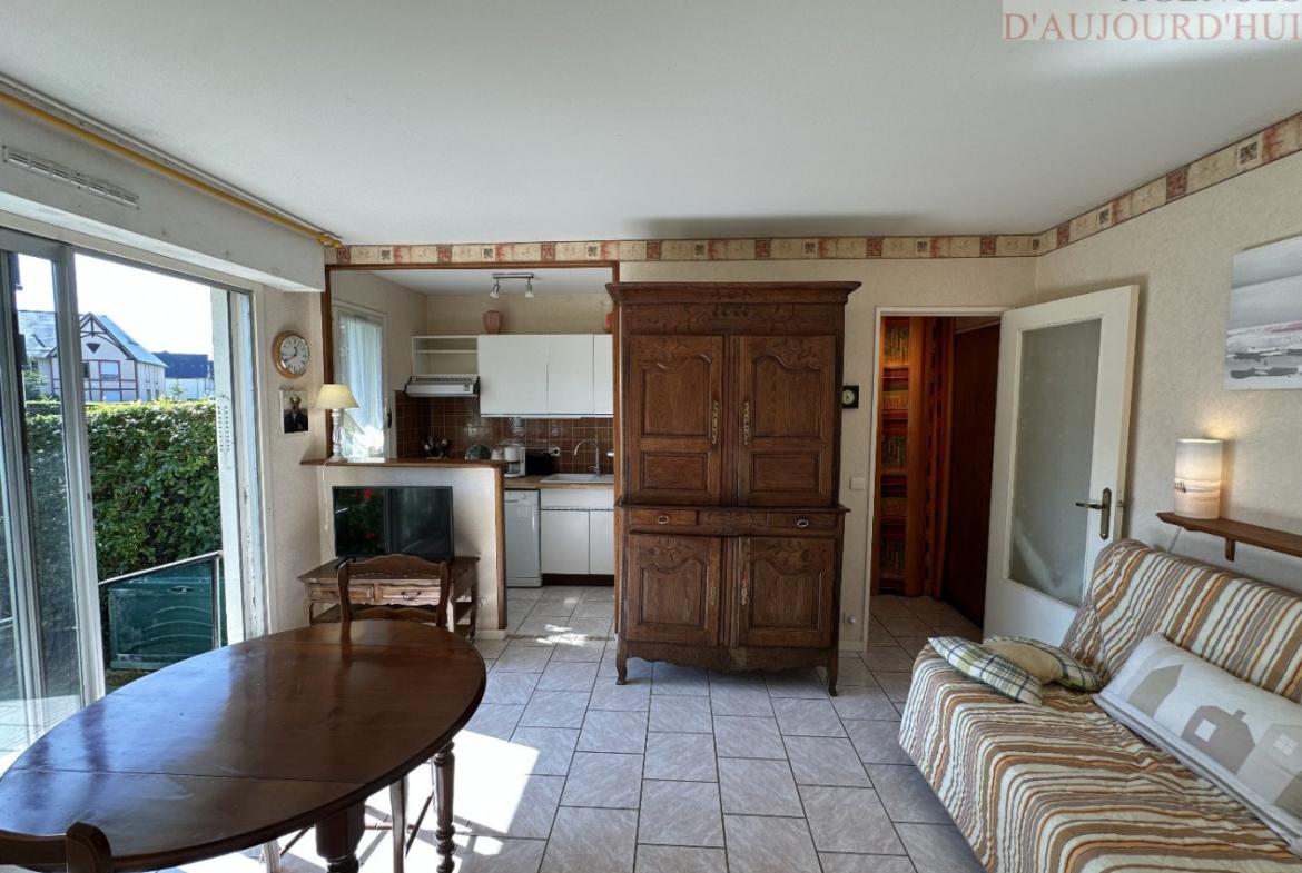 Appartement 2 pièces de 32 m² à Blonville-sur-Mer avec jardin privatif, cuisine équipée, orientation Est et parking sécurisé, proche plage.