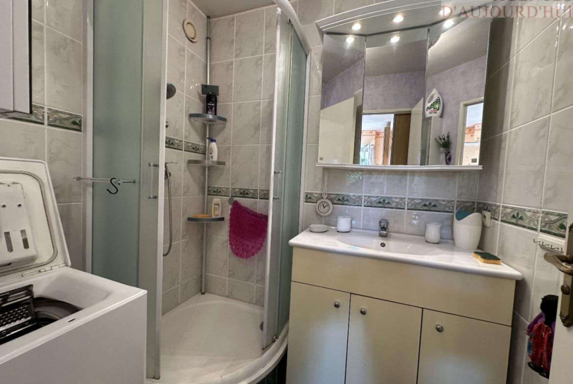 Appartement 2 pièces de 32 m² à Blonville-sur-Mer avec jardin privatif, cuisine équipée, orientation Est et parking sécurisé, proche plage.