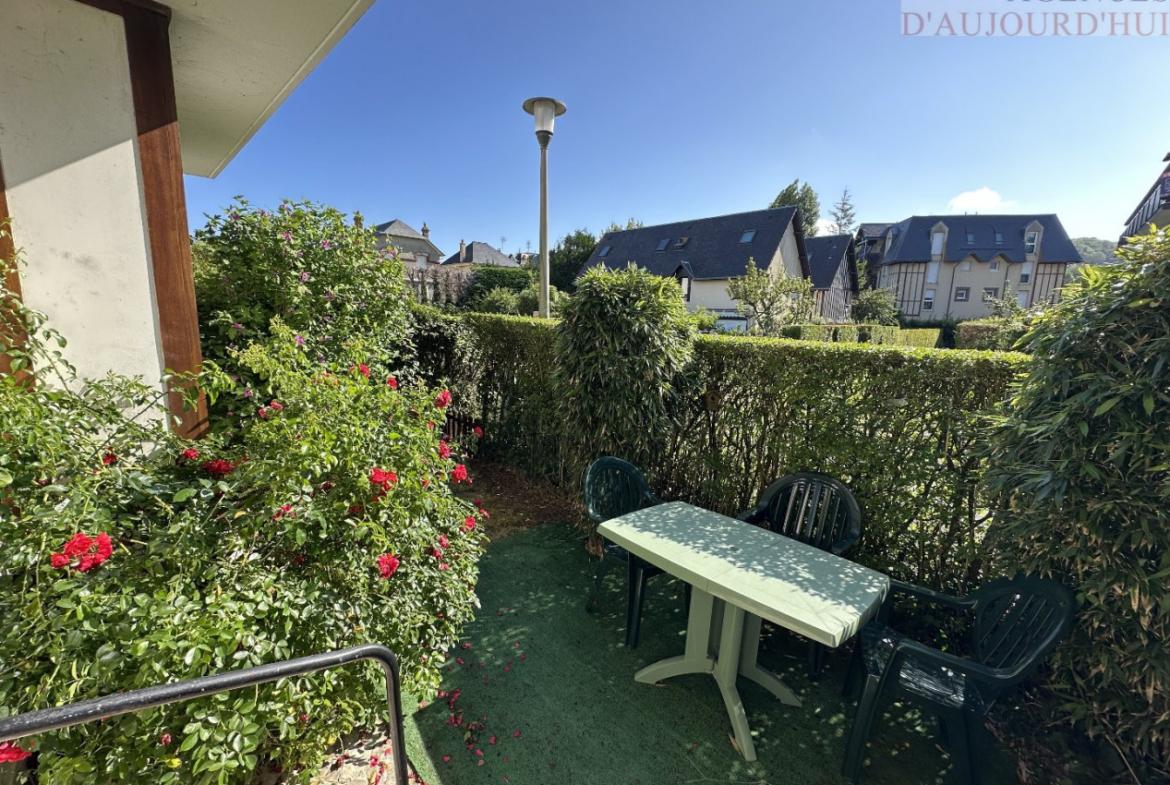 Appartement 2 pièces de 32 m² à Blonville-sur-Mer avec jardin privatif, cuisine équipée, orientation Est et parking sécurisé, proche plage.