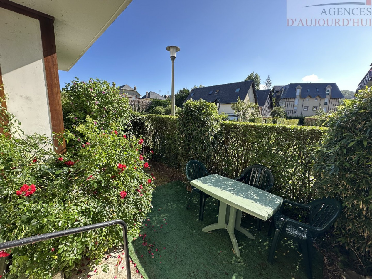 Appartement 2 pièces de 32 m² à Blonville-sur-Mer avec jardin privatif, cuisine équipée, orientation Est et parking sécurisé, proche plage.