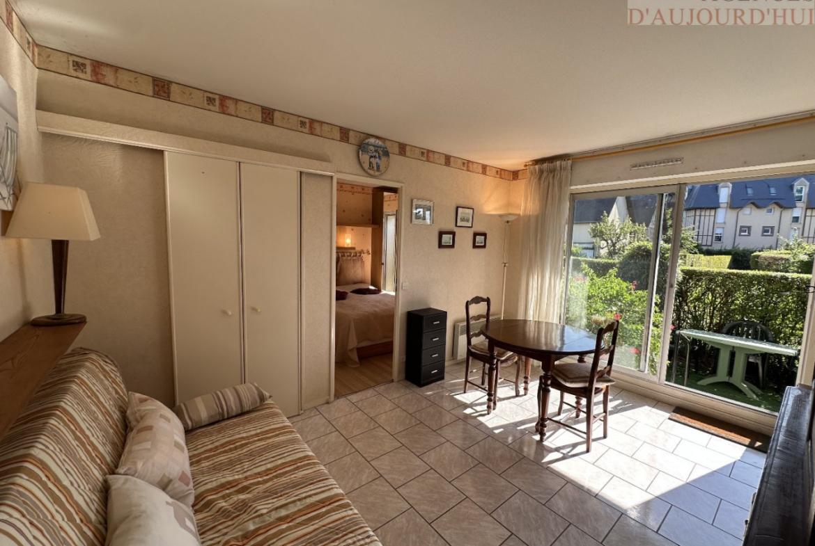 Appartement 2 pièces de 32 m² à Blonville-sur-Mer avec jardin privatif, cuisine équipée, orientation Est et parking sécurisé, proche plage.
