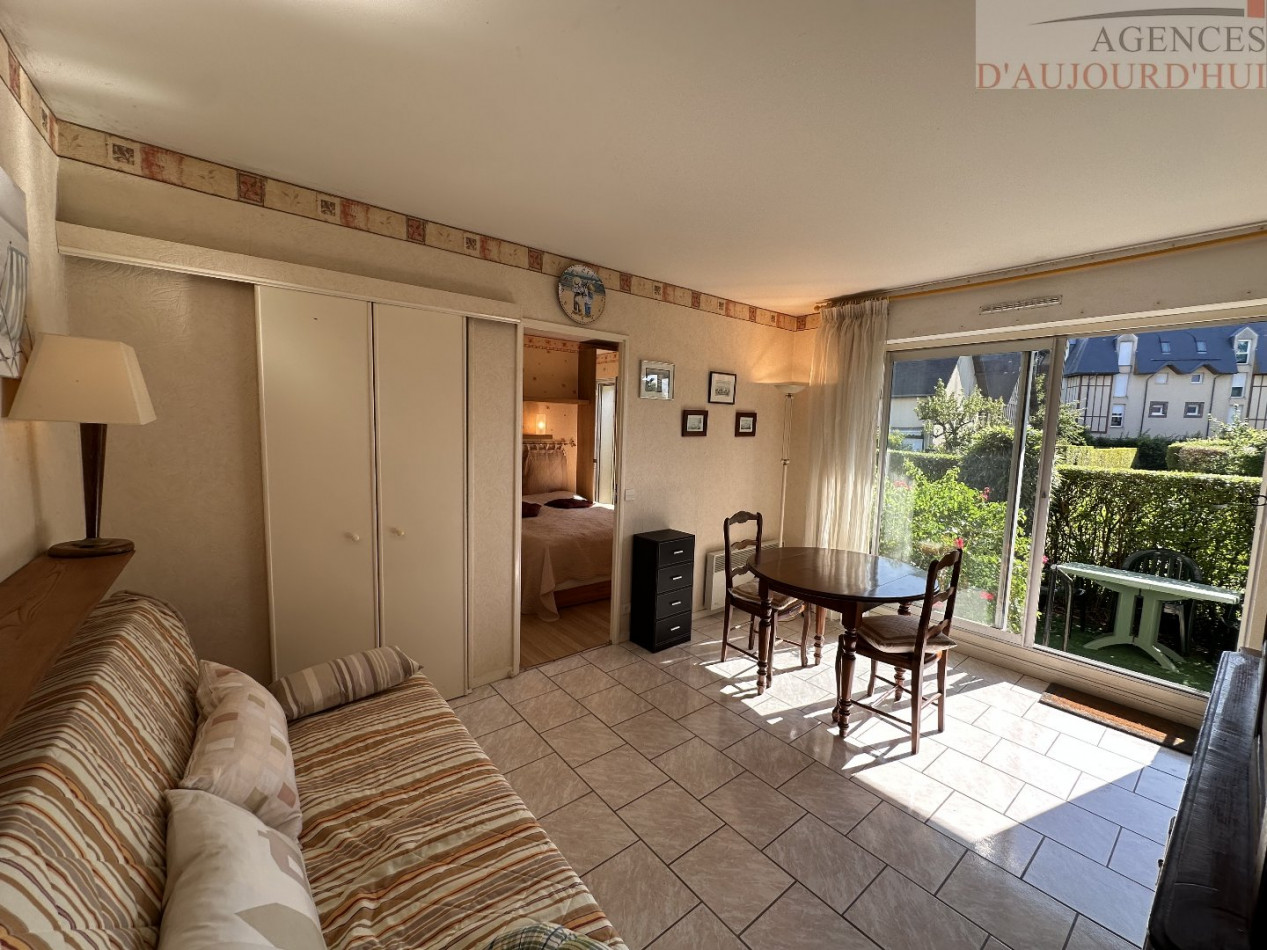 Appartement 2 pièces de 32 m² à Blonville-sur-Mer avec jardin privatif, cuisine équipée, orientation Est et parking sécurisé, proche plage.