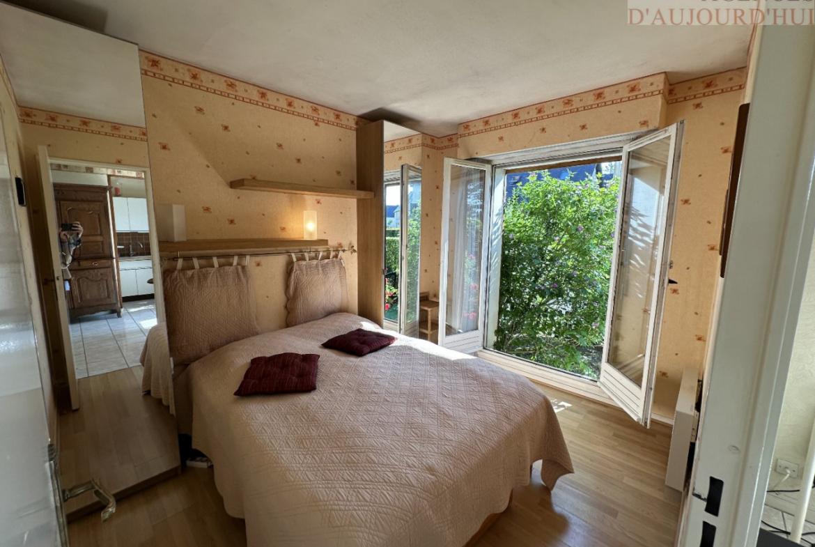 Appartement 2 pièces de 32 m² à Blonville-sur-Mer avec jardin privatif, cuisine équipée, orientation Est et parking sécurisé, proche plage.