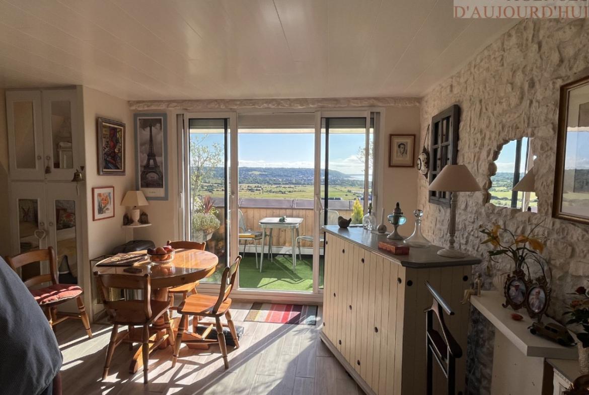 Appartement 2 pièces de 31 m² à Blonville-sur-Mer avec balcon, vue dégagée sur la campagne, cave, cuisine équipée et parking dans une résidence sécurisée.