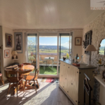 Appartement 2 pièces de 31 m² à Blonville-sur-Mer avec balcon, vue dégagée sur la campagne, cave, cuisine équipée et parking dans une résidence sécurisée.