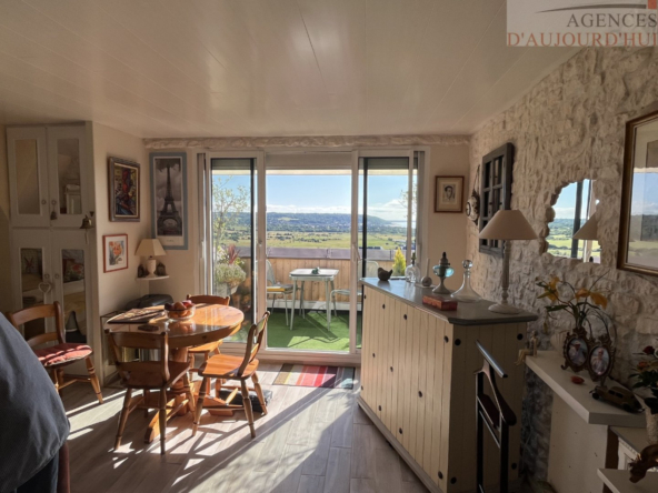 Appartement 2 pièces de 31 m² à Blonville-sur-Mer avec balcon, vue dégagée sur la campagne, cave, cuisine équipée et parking dans une résidence sécurisée.