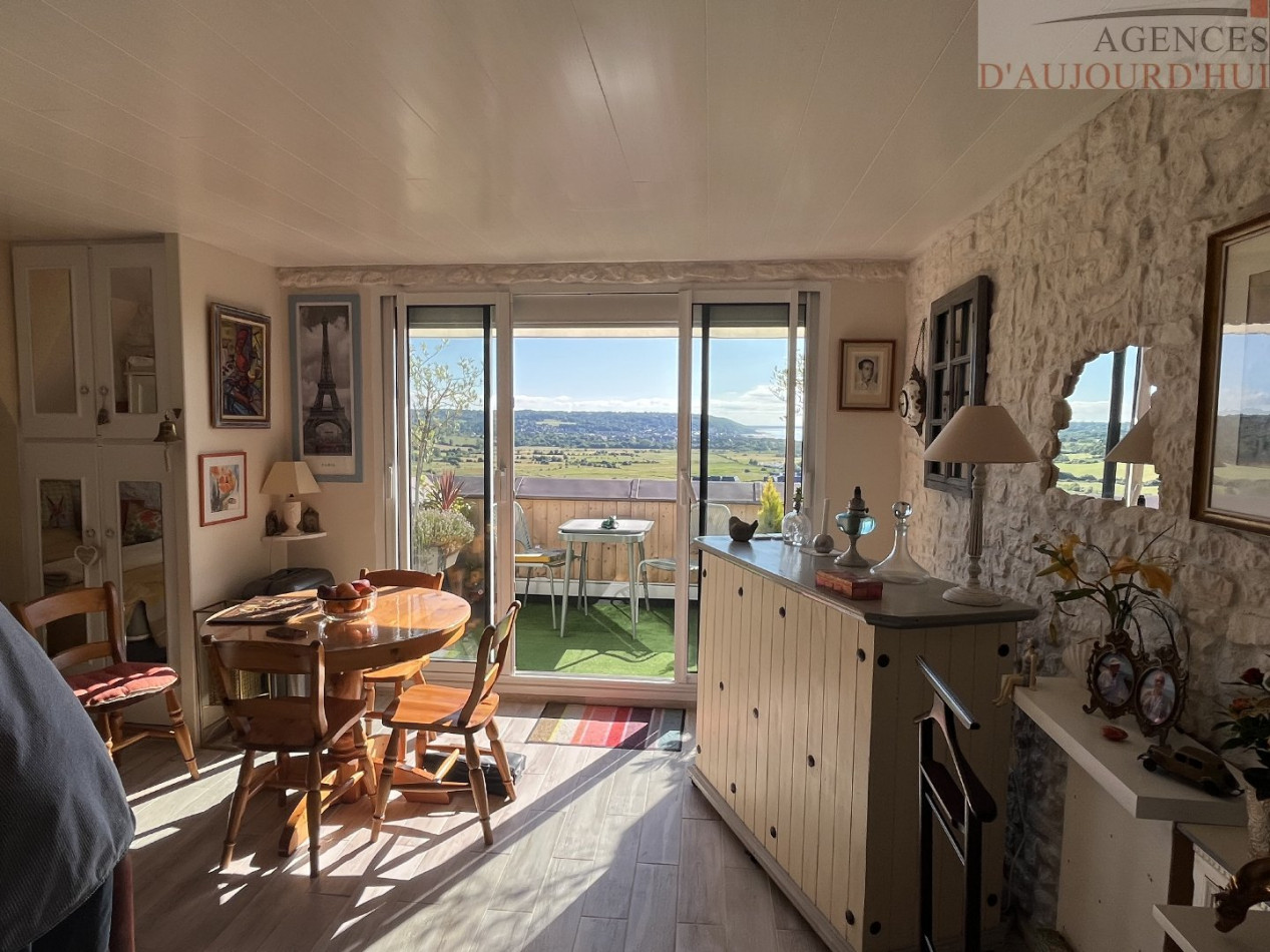 Appartement 2 pièces de 31 m² à Blonville-sur-Mer avec balcon, vue dégagée sur la campagne, cave, cuisine équipée et parking dans une résidence sécurisée.