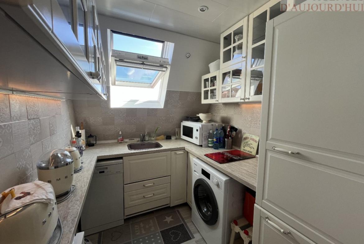 Appartement 2 pièces de 31 m² à Blonville-sur-Mer avec balcon, vue dégagée sur la campagne, cave, cuisine équipée et parking dans une résidence sécurisée.