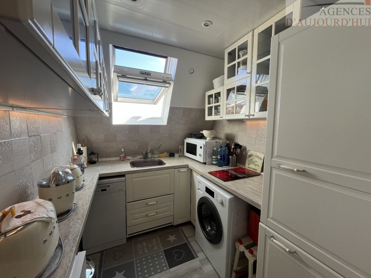 Appartement 2 pièces de 31 m² à Blonville-sur-Mer avec balcon, vue dégagée sur la campagne, cave, cuisine équipée et parking dans une résidence sécurisée.