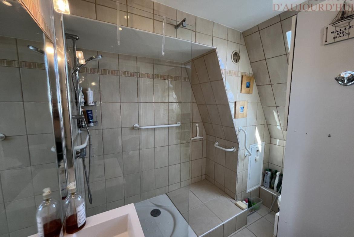 Appartement 2 pièces de 31 m² à Blonville-sur-Mer avec balcon, vue dégagée sur la campagne, cave, cuisine équipée et parking dans une résidence sécurisée.