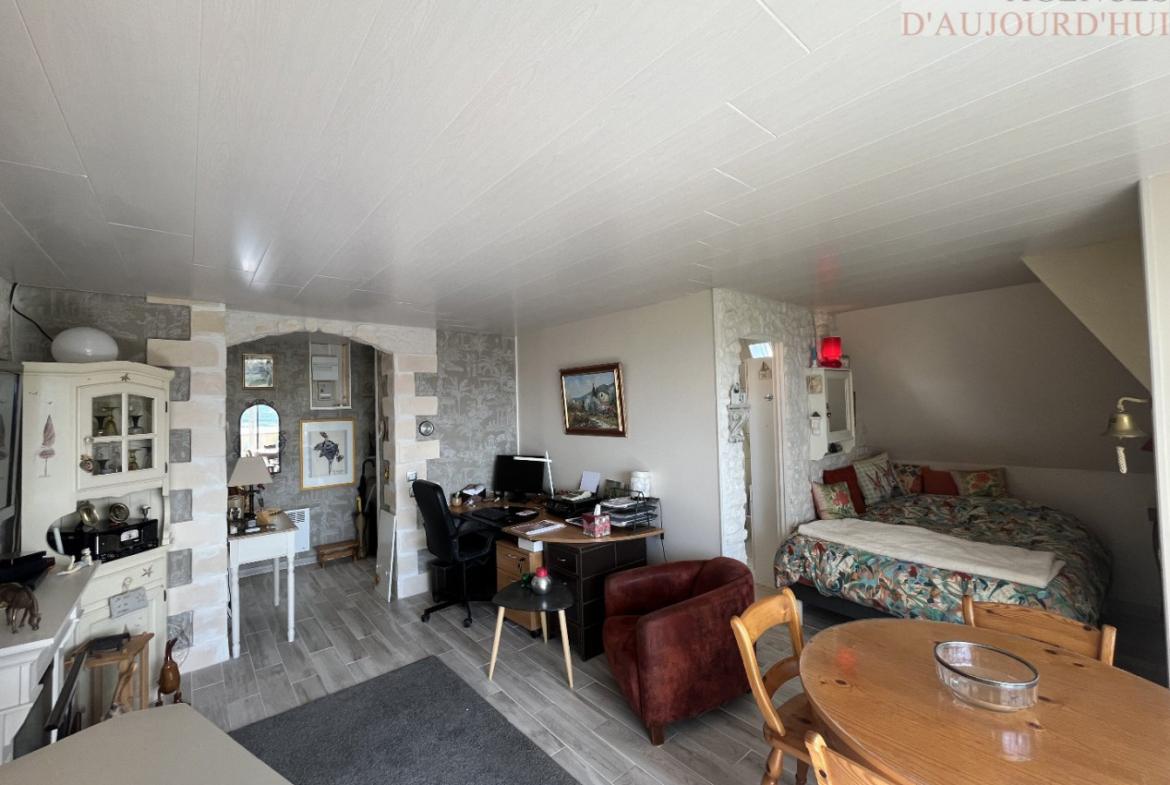 Appartement 2 pièces de 31 m² à Blonville-sur-Mer avec balcon, vue dégagée sur la campagne, cave, cuisine équipée et parking dans une résidence sécurisée.