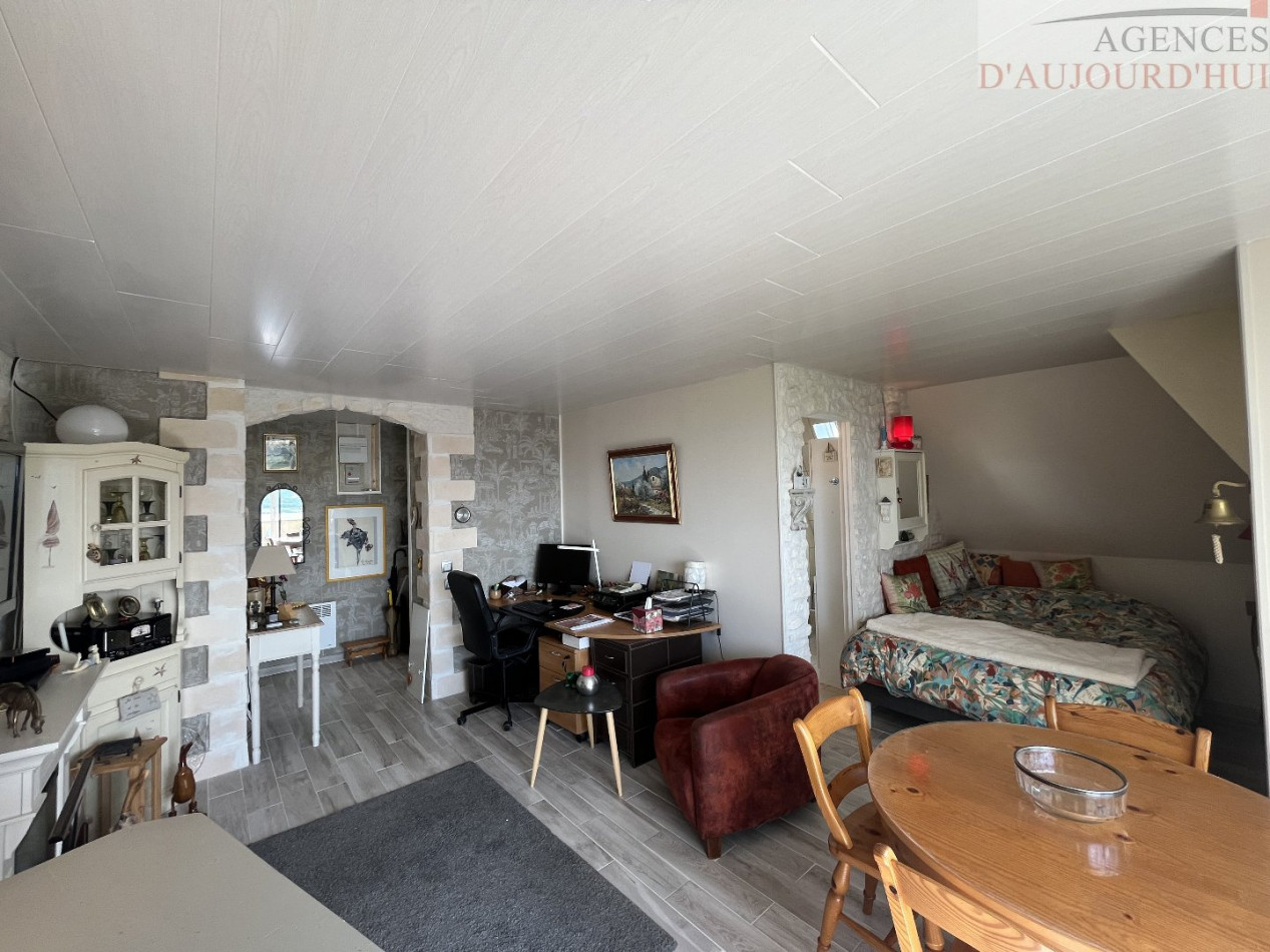Appartement 2 pièces de 31 m² à Blonville-sur-Mer avec balcon, vue dégagée sur la campagne, cave, cuisine équipée et parking dans une résidence sécurisée.