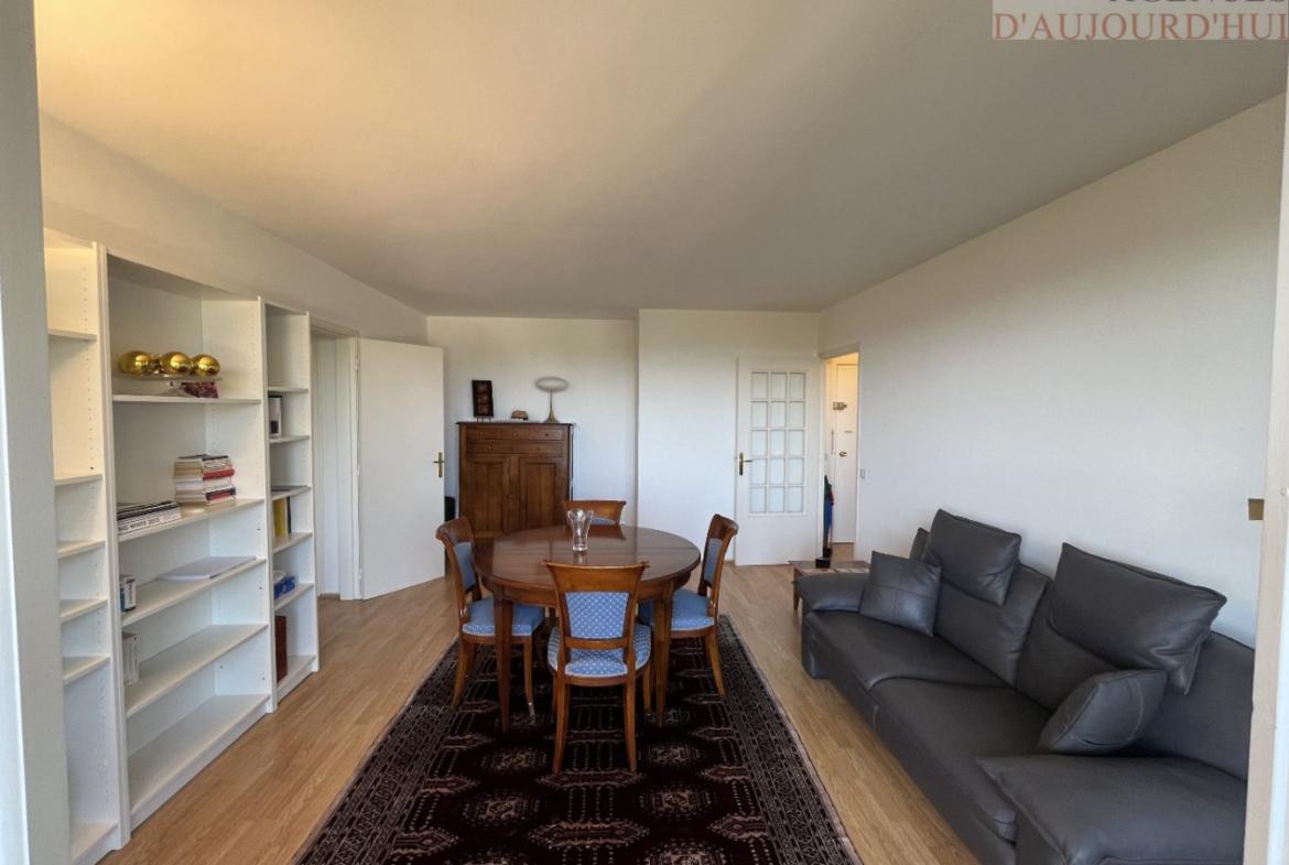 Appartement 2 pièces de 52 m² à Blonville-sur-Mer avec terrasse plein sud, balcon, cave et parking dans une résidence calme et arborée.