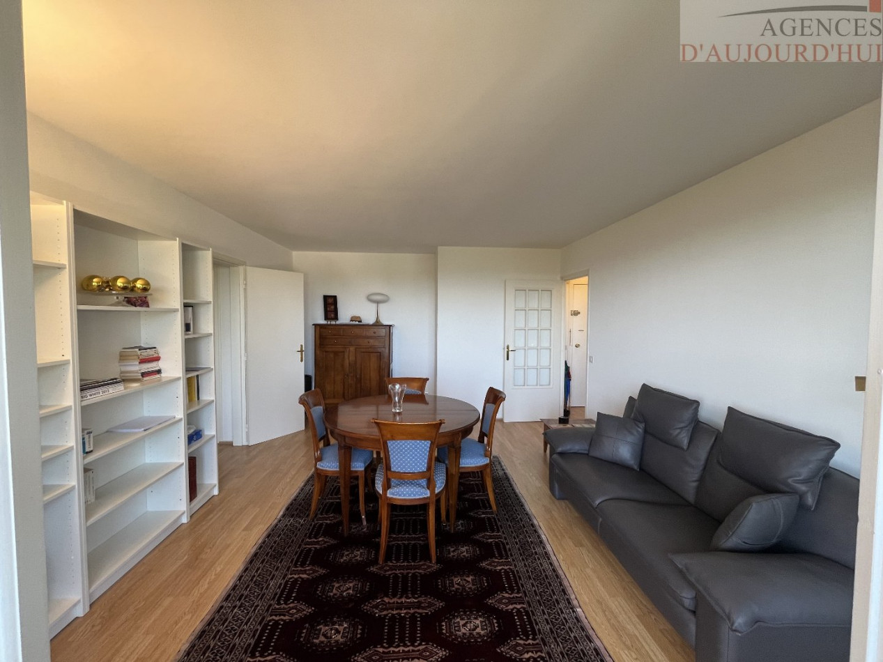 Appartement 2 pièces de 52 m² à Blonville-sur-Mer avec terrasse plein sud, balcon, cave et parking dans une résidence calme et arborée.