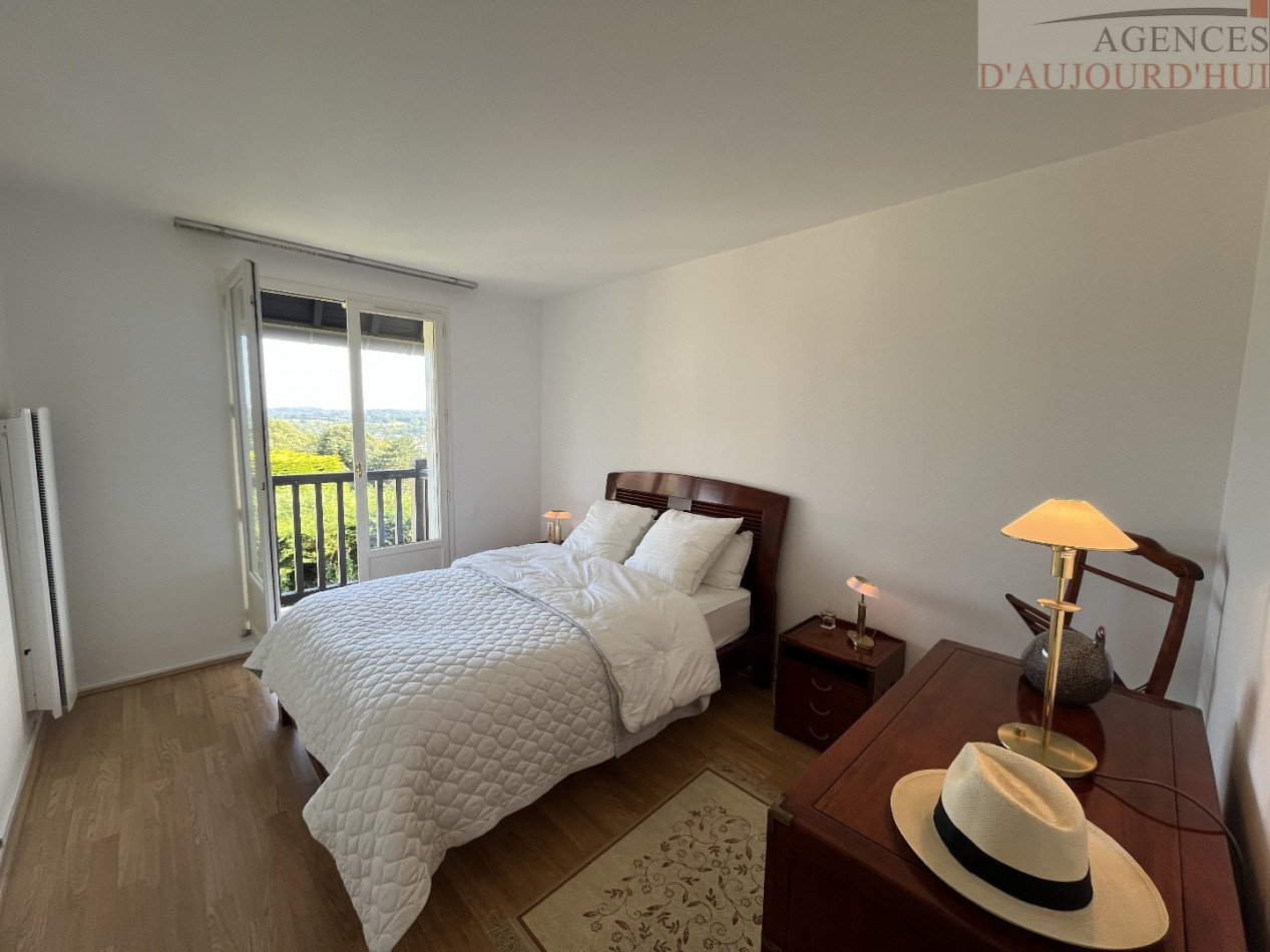 Appartement 2 pièces de 52 m² à Blonville-sur-Mer avec terrasse plein sud, balcon, cave et parking dans une résidence calme et arborée.