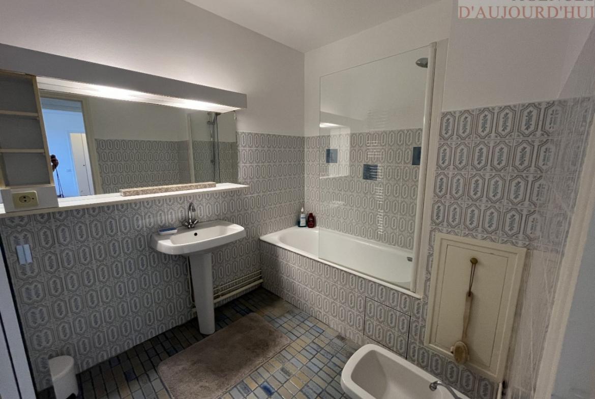 Appartement 2 pièces de 52 m² à Blonville-sur-Mer avec terrasse plein sud, balcon, cave et parking dans une résidence calme et arborée.