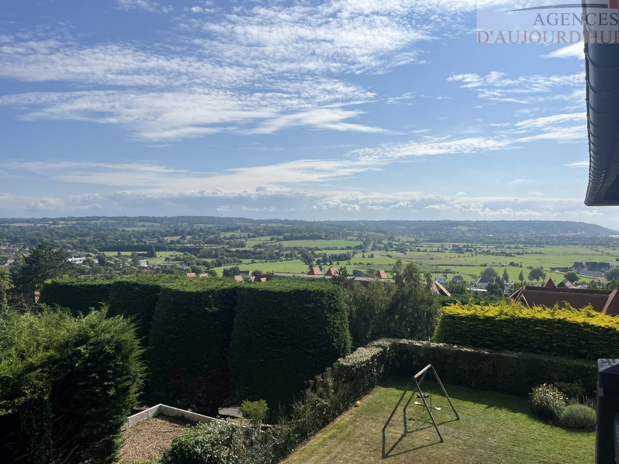Appartement 2 pièces de 52 m² à Blonville-sur-Mer avec terrasse plein sud, balcon, cave et parking dans une résidence calme et arborée.