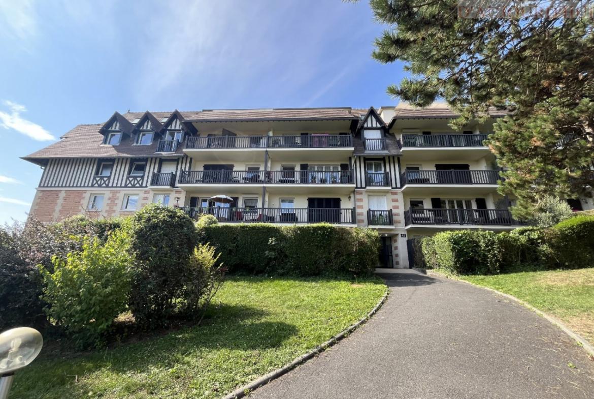 Appartement 2 pièces de 52 m² à Blonville-sur-Mer avec terrasse plein sud, balcon, cave et parking dans une résidence calme et arborée.