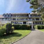 Appartement 2 pièces de 52 m² à Blonville-sur-Mer avec terrasse plein sud, balcon, cave et parking dans une résidence calme et arborée.