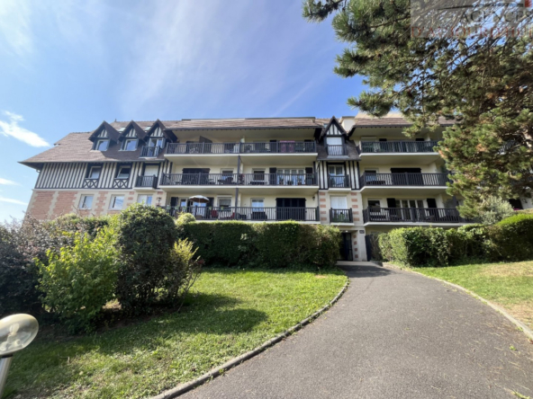 Appartement 2 pièces de 52 m² à Blonville-sur-Mer avec terrasse plein sud, balcon, cave et parking dans une résidence calme et arborée.