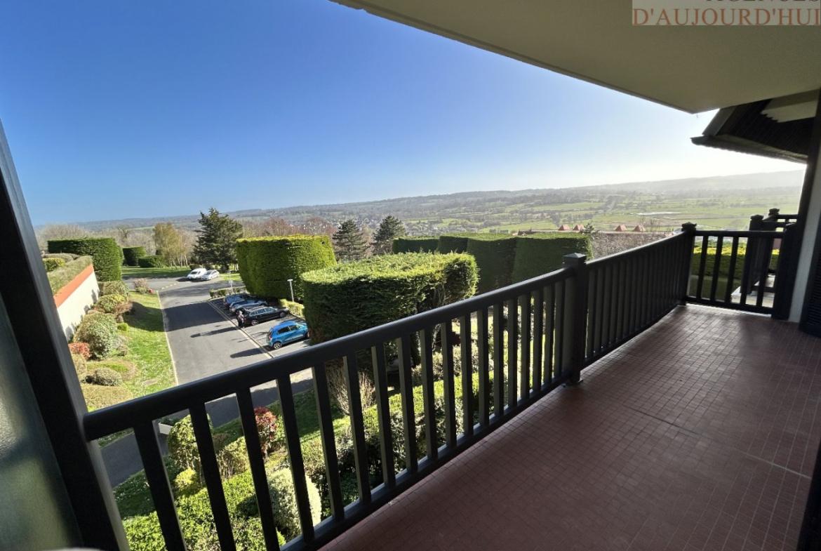 Appartement 2 pièces de 52 m² à Blonville-sur-Mer avec terrasse plein sud, balcon, cave et parking dans une résidence calme et arborée.