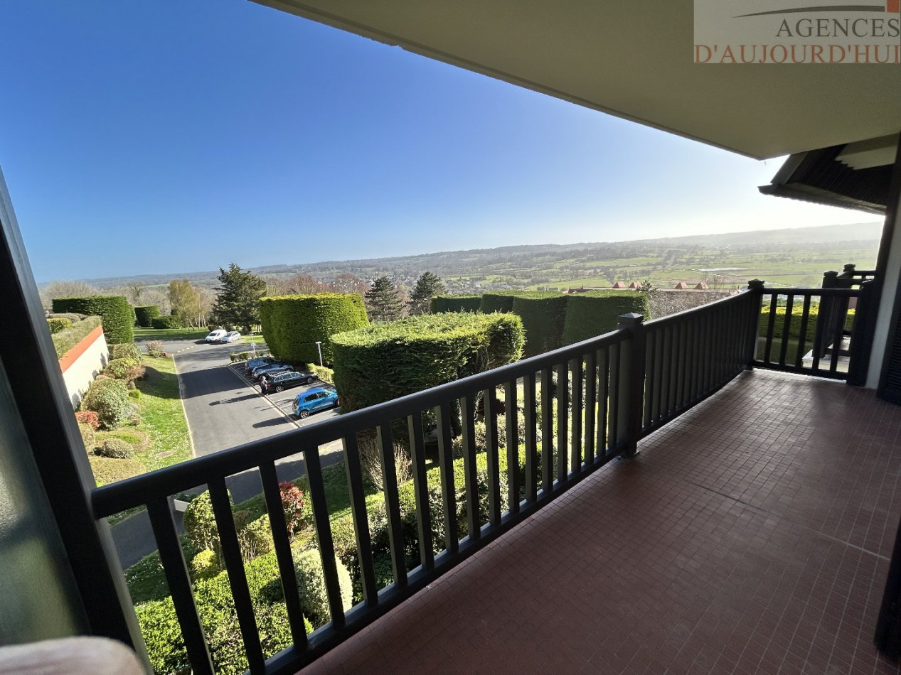 Appartement 2 pièces de 52 m² à Blonville-sur-Mer avec terrasse plein sud, balcon, cave et parking dans une résidence calme et arborée.