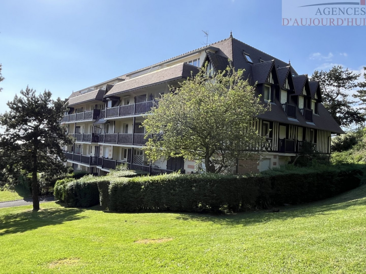 Appartement 2 pièces de 52 m² à Blonville-sur-Mer avec terrasse plein sud, balcon, cave et parking dans une résidence calme et arborée.