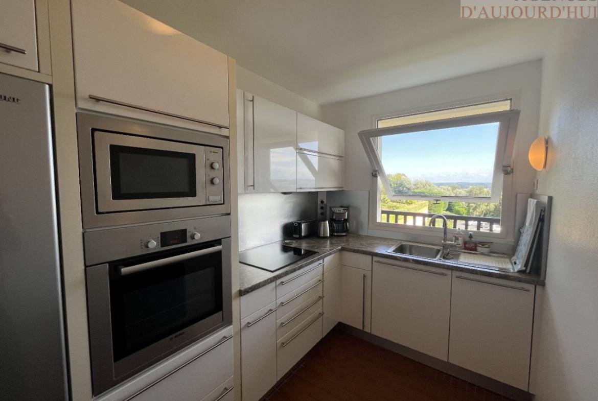 Appartement 2 pièces de 52 m² à Blonville-sur-Mer avec terrasse plein sud, balcon, cave et parking dans une résidence calme et arborée.